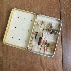 Vintage Perrine #67 Metal Fly‎ Lure case with 23 hand tied fly lures